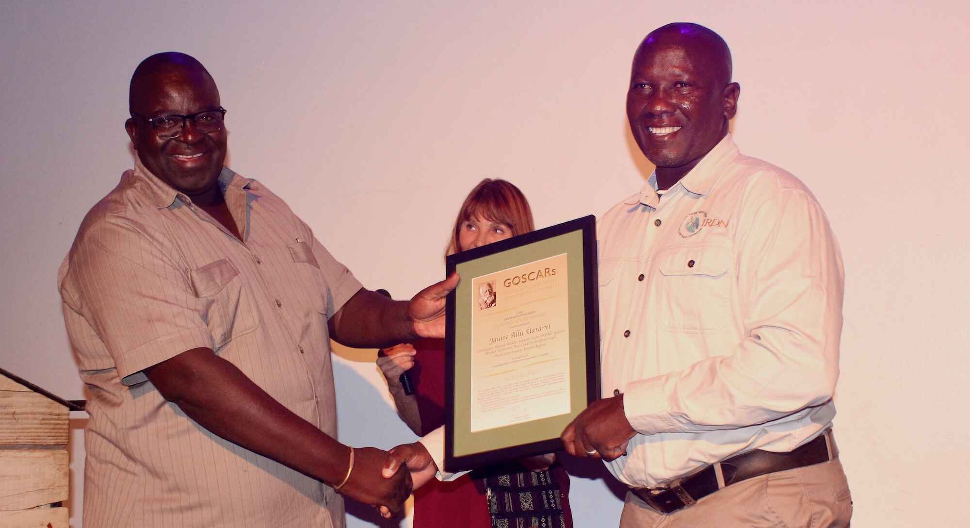 Jauire Allu Uararvi recieving his award.
